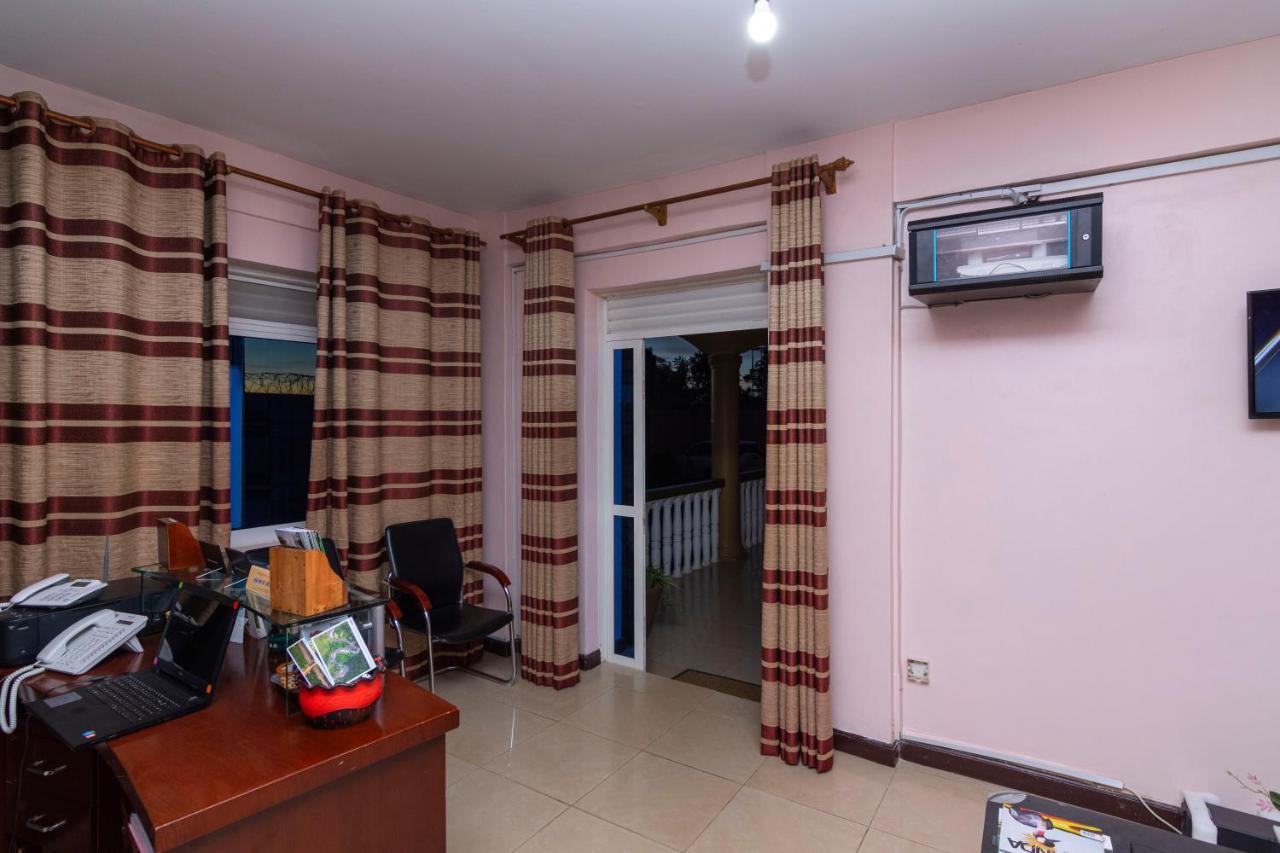 Karibu Bb Suites Entebbe Zewnętrze zdjęcie